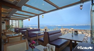 رستوران با چشم انداز دریا